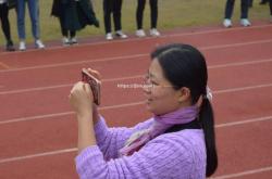 江南体育-足球赛场上，女运动员矫健身姿令人惊叹